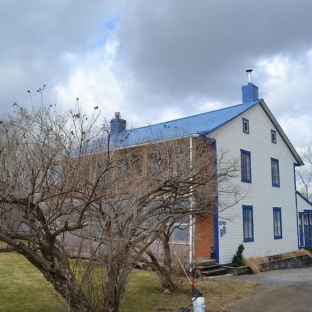 Bed and Breakfast Gite Au Toit Bleu Sainte-Famille Exterior foto
