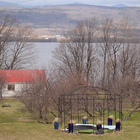 Bed and Breakfast Gite Au Toit Bleu Sainte-Famille Exterior foto