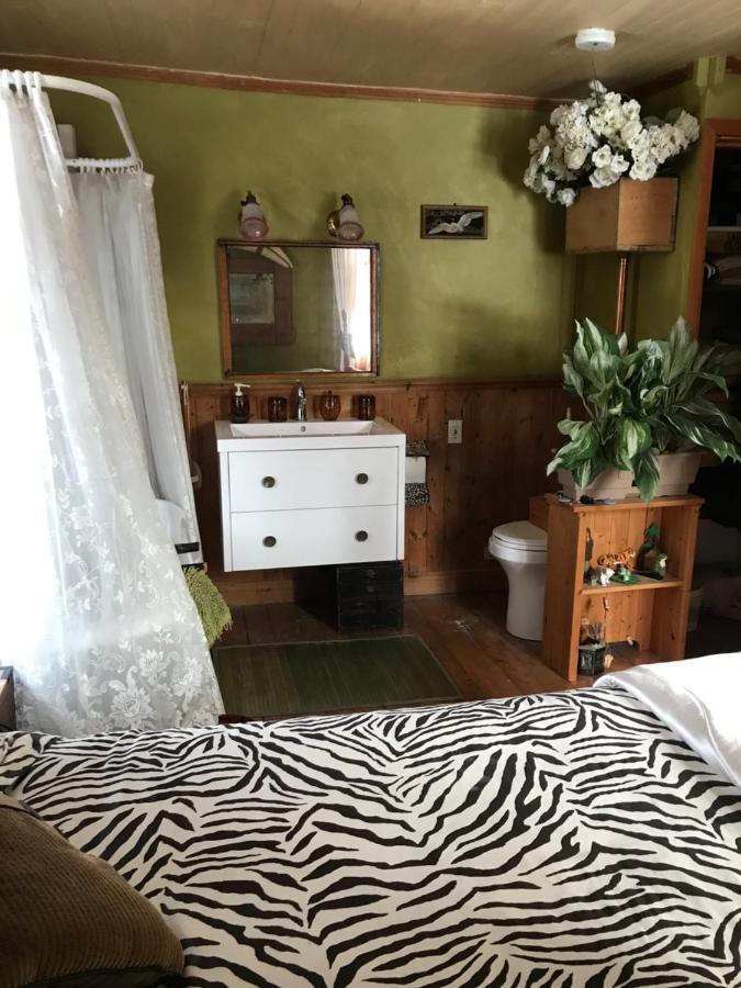 Bed and Breakfast Gite Au Toit Bleu Sainte-Famille Exterior foto